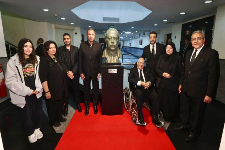  الأهلي يُزيح الستار عن تمثال العامري فاروق (فيديو)